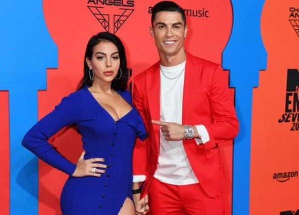 Hào phóng như bạn gái Ronaldo: Lấy cả kim cương để tặng, khiến nữ ca sĩ ngỡ ngàng bởi món quà "đắt nhất cuộc đời"