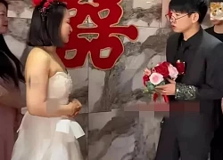 The groom brought the red book to the wedding party to surprise him, but when he saw the bride, he asked for an annulment