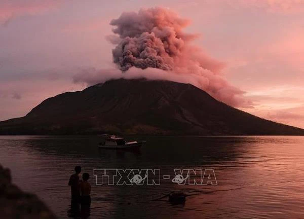 Núi lửa Ruang ở Indonesia tiếp tục phun trào, 11.000 người phải sơ tán