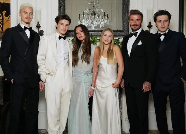 Sinh nhật tuổi 50 như thảm đỏ của Victoria Beckham: Chính chủ chống nạng vẫn cực "slay", sắc vóc cô út Harper thành tâm điểm