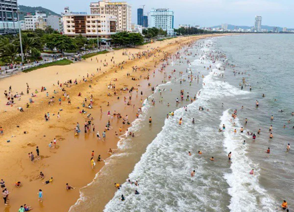 Nhiều điểm du lịch ở Bình Định đông nghẹt khách ngày lễ