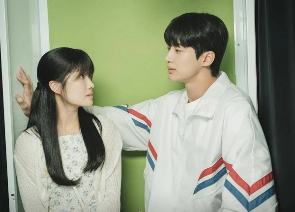 Rating 'Cõng anh mà chạy' tăng mạnh, tvN lại có thêm một 'siêu hit'