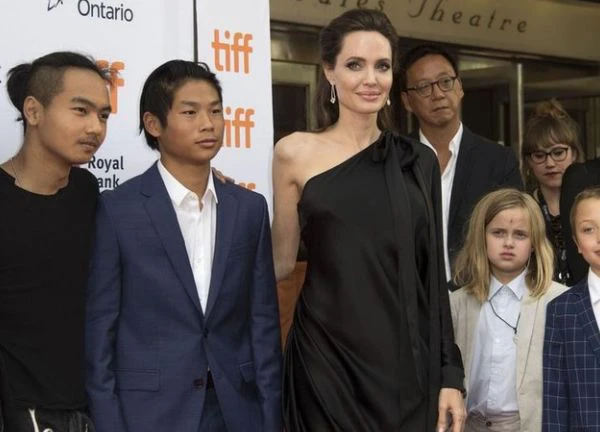 Angelina Jolie b.ị t.ố thao túng tâm lý các con, gây sức ép khiến con bỏ họ cha