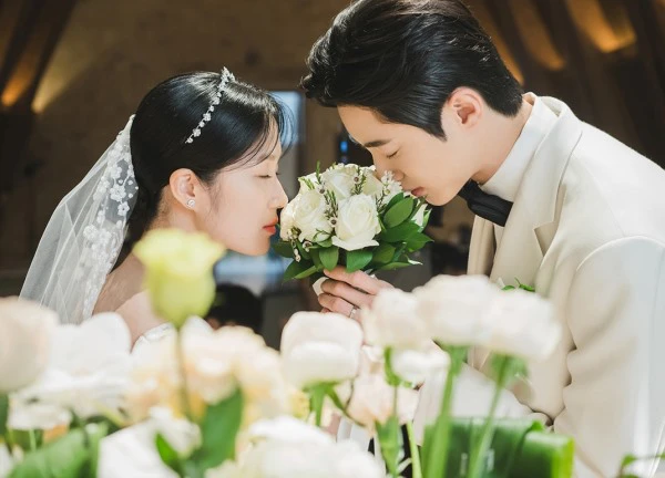 Ảnh cưới Byeon Woo Seok và Kim Hye Yoon trong 'Cõng anh mà chạy'