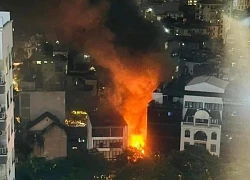 Hanoi: Big fire in the middle of the night at a restaurant in Cau Giay, smoke and fire rising sky high