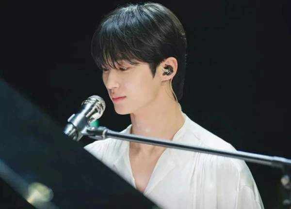 Mỹ nam cao 1,89m Byeon Woo Seok khiến khán giả 'phát cuồng'