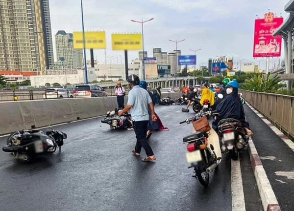 Sài Gòn: cơn mưa đầu tiên khiến hàng loạt xe máy ngã sõng soài trên đường