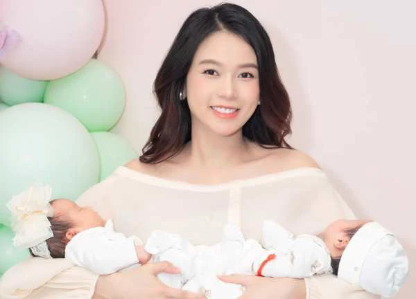Sam để lộ cận dung mạo nhóc tỳ song sinh, bé được làm 1 việc giống hội con nhà hào môn Vbiz