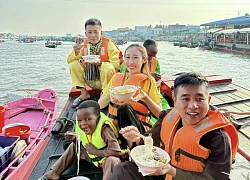 Drag Con to Can Tho to go to the floating market, dressed in ba ba clothes, standard sitting posture "westerners"