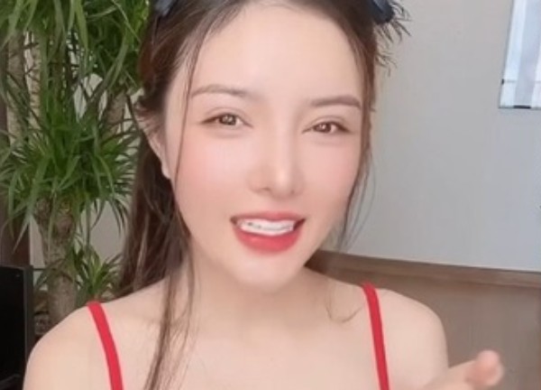 Cô gái ngồi ăn cũng 'hái ra tiền', từng là 'búp bê' nổi danh Sài Thành, sở hữu làn da phát sáng