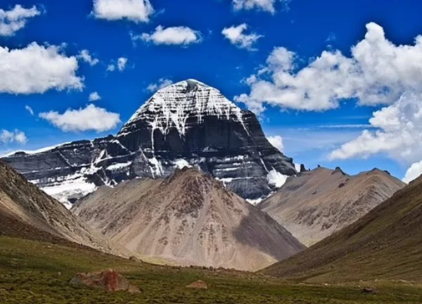 Ngọn núi nổi tiếng ở Tây Tạng nhưng không ai dám leo lên đỉnh vì một lý do