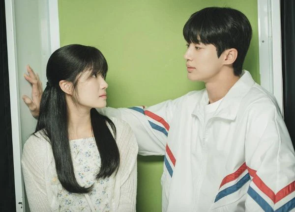 "Cõng anh mà chạy" rating lẹt đẹt vẫn đứng đầu BXH, thị phi bủa vây nam nữ chính
