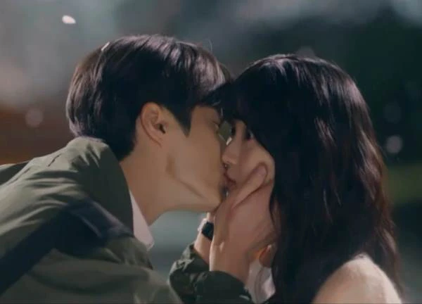 Cõng Anh Mà Chạy tập 11: Byeon Woo Seok - Kim Hye Yoon có cảnh hôn ngọt đến sâu răng khiến netizen bấn loạn