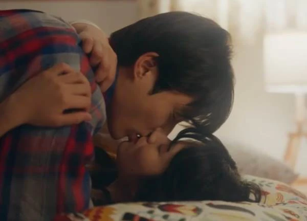 Cõng Anh Mà Chạy tập 12: Kim Hye Yoon - Byeon Woo Seok có cảnh giường chiếu khiến netizen náo loạn