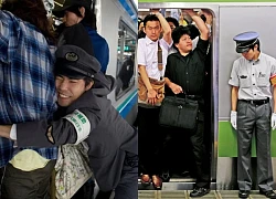 Nghề đẩy khách lên tàu tại Nhật Bản, mức lương trên 1 tỷ mỗi năm, có gì thú vị?