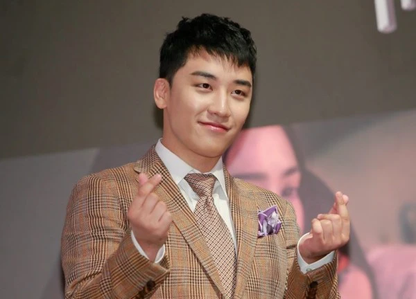 Phẫn nộ Seungri gạ gẫm vui vẻ với 1 cô gái trên... nền nhạc của BIGBANG!
