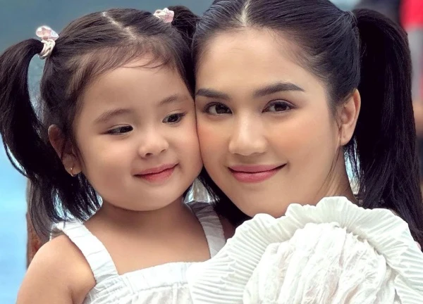 Rộ tin Ngọc Trinh đã có con gái 5 tuổi