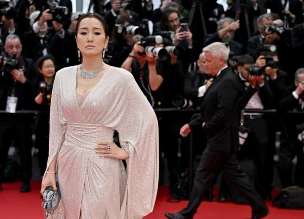 Sao Trung Quốc mang họa tiết chăn con công lên thảm đỏ LHP Cannes 2024