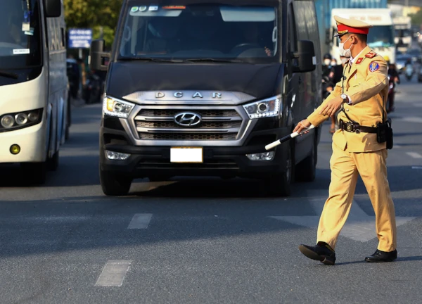 Tái diễn xe hợp đồng chạy quá tốc độ cả nghìn lần/tháng, vì sao khó xử lý?