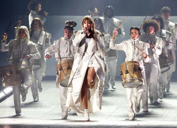 The Eras Tour của Taylor Swift gây sốt ở Paris khi diễn 4 đêm liền