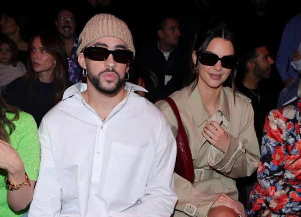 Vừa "gương vỡ lại lành" với Kendall Jenner sau Met Gala, rapper Bad Bunny liền ôm hôn trai lạ?