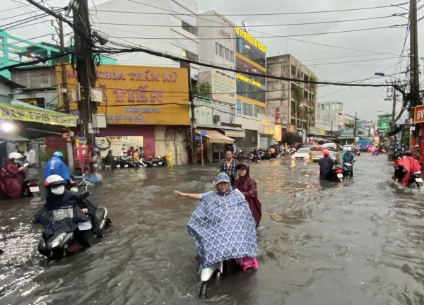 Chợ Thủ Đức 'thất thủ' dù hệ thống thoát nước 248 tỷ đồng mới khánh thành
