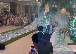 The groom gave a gown made from 440 million VND in cash to the bride on the wedding day