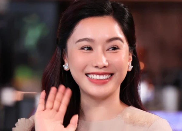 MC nổi tiếng nhất miền Tây: Sống sang chảnh trong nhà "view triệu đô", từng bị đồn đột tử khiến nhà đài náo loạn