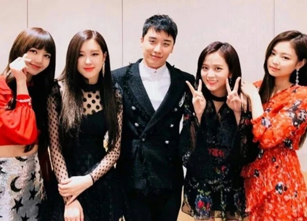 BLACKPINK hoảng sợ vì Seungri "chơi khăm", Jennie "xù lông" dằn mặt giữa concert