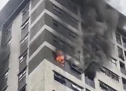 An apartment building in Hanoi caught fire, billowing black smoke scared many people