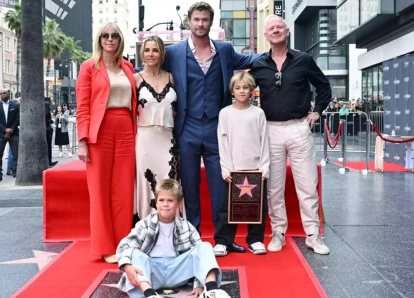 Tài tử Chris Hemsworth cùng vợ và 3 con đến nhận sao trên Đại lộ Danh vọng