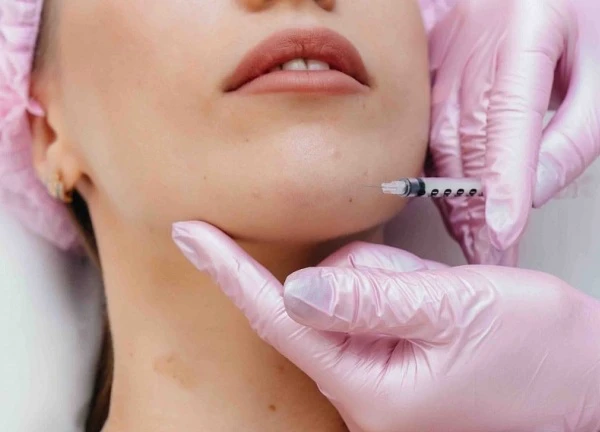 Tiêm tan mỡ nọng cằm tại nhà và spa chui, nhiều người bị biến chứng