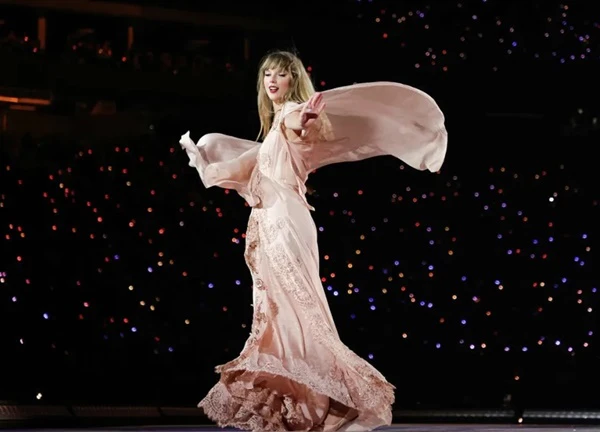 Taylor Swift gặp "kiếp nạn" với The Eras Tour, bị phạt vì concert ồn quá mức