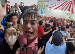 Le Duong Bao Lam was surrounded by a crowd, panicking because his phone was snatched