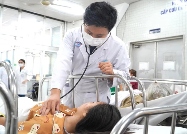 Nữ sinh phải nằm thi lớp 10: Bất ngờ nhập viện cấp cứu do yếu tứ chi