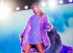 Taylor Swift "diễn như xiếc", hết leo nóc SVĐ, đến bơi như tiên cá trên sân khấu