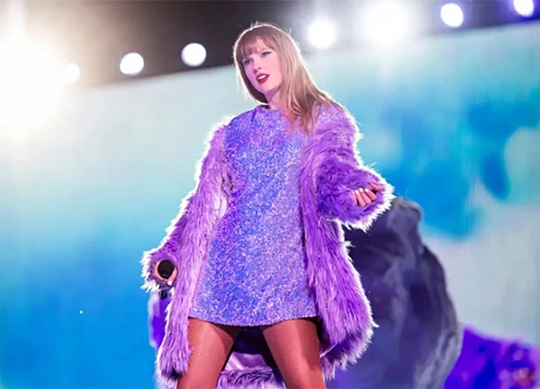 Taylor Swift "diễn như xiếc", hết leo nóc SVĐ, đến bơi như tiên cá trên sân khấu