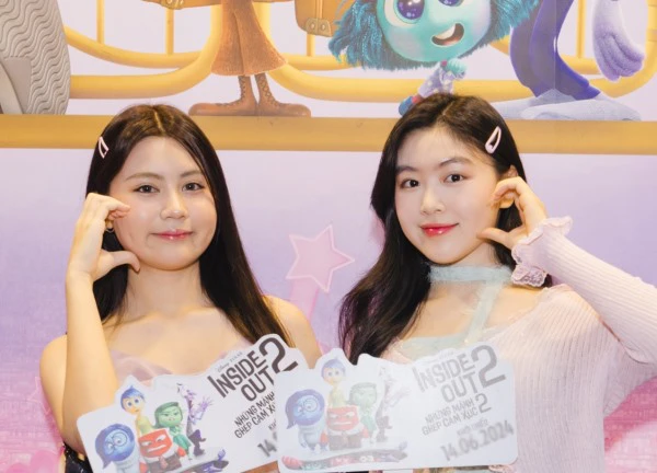Hai con gái xinh như hoa hậu của MC Quyền Linh gây chú ý đi xem phim 5.000 tỷ