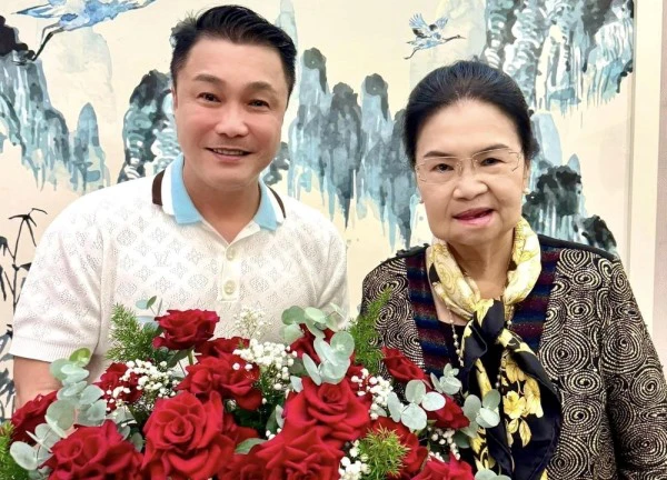 Ảnh tốt nghiệp của con gái Quyền Linh gây 'sốt', Lý Hùng mừng thọ mẹ