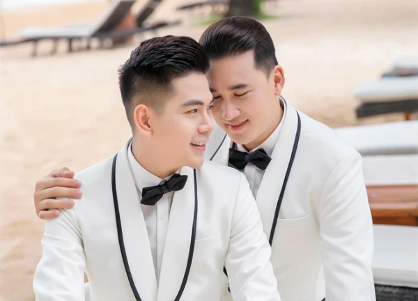 Cặp đôi đồng giới Vbiz tung ảnh cưới, hé lộ 2 khách mời đầu tiên trong hôn lễ