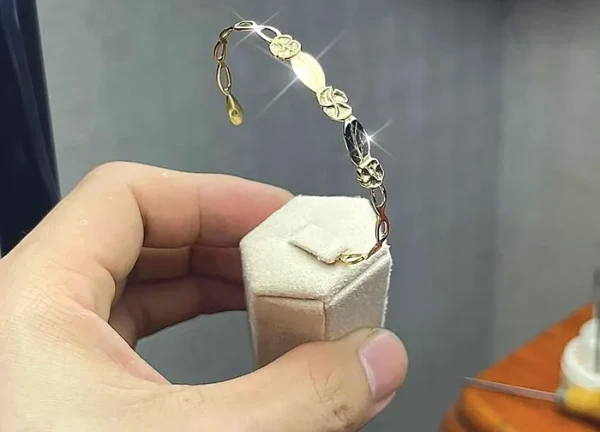 Chàng trai 'hô biến' ốc vít, ống nước thành đồ trang sức