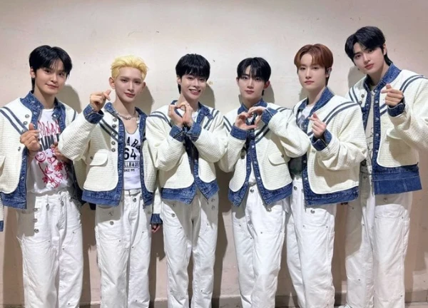 Concert TEMPEST tại Việt Nam: Các thành viên hát Chiếc Khăn Gió Ấm tặng fan, Hanbin bật khóc