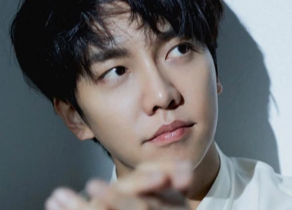 Lee Seung Gi mong thoát khỏi những bê bối liên quan đến bố vợ