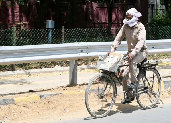 Người lao động Ấn Độ làm việc trong nắng nóng khắc nghiệt chưa từng có