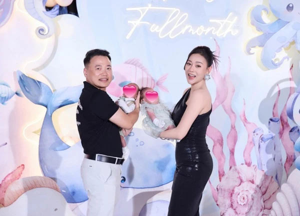 Phương Oanh - Shark Bình công khai rõ mặt 2 cặp song sinh, mẹ bỉm khoe dáng thon
