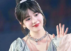 Sốc trước clip nữ ca sĩ 10X trình diễn với cây kim chực chờ đâm vào người trên sân khấu
