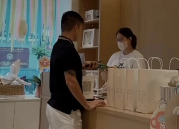 Chu Thanh Huyền sắp đến ngày "vỡ chum", Quang Hải đưa vợ đi sắm đồ, nhìn một hành động đủ biết yêu vợ cỡ nào