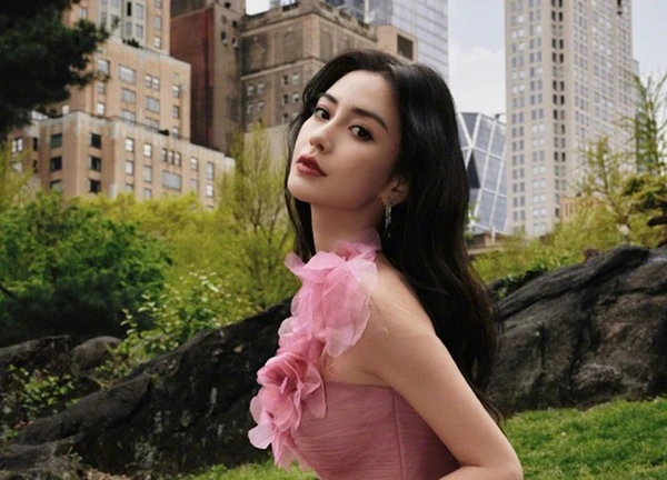 Angelababy "bít đường" trở lại showbiz, Huỳnh Hiểu Minh hạnh phúc bên bạn gái