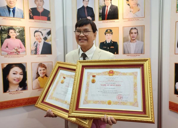 Nam nghệ sĩ "2 lần lên nhận danh hiệu NSND": U80 vẫn miệt mài đi diễn, sống một mình trong biệt thự khang trang