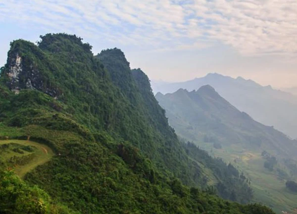 Hùng vĩ và thơ mộng những ngọn núi ở Lào Cai